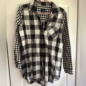 American eagle button up. Size medium. Black and white flannel.